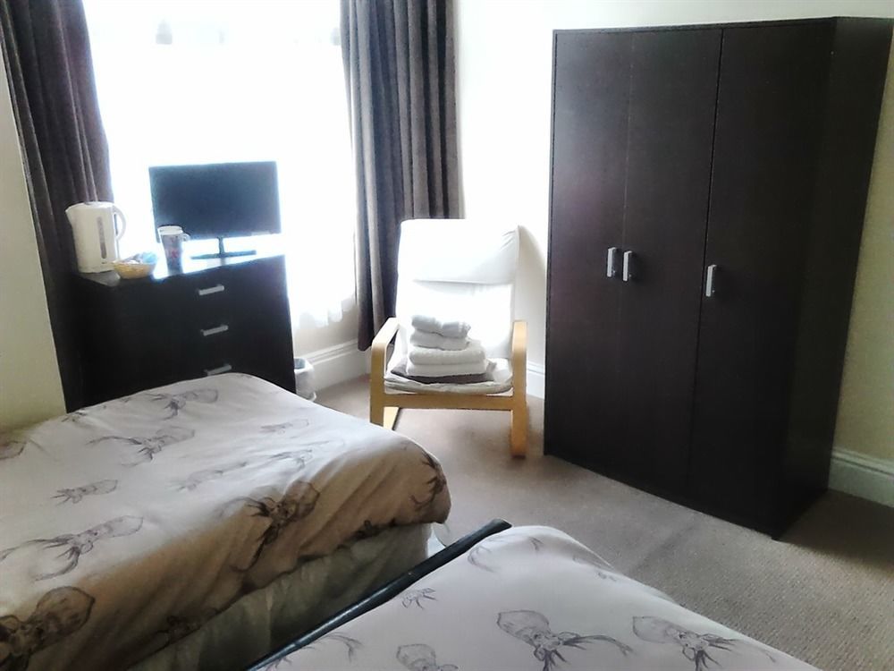 Отель The Rose & Crown Bulford Экстерьер фото