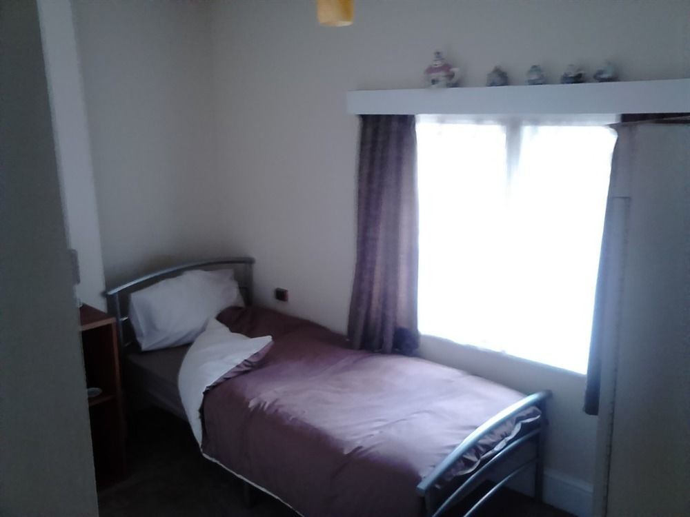 Отель The Rose & Crown Bulford Экстерьер фото