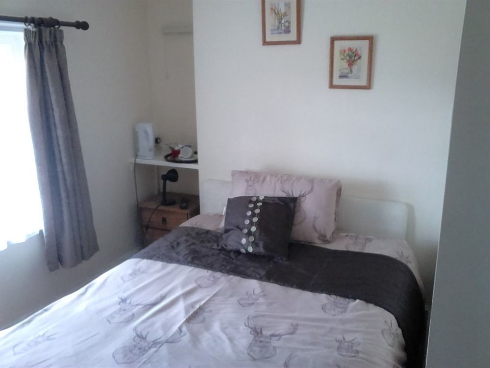 Отель The Rose & Crown Bulford Экстерьер фото